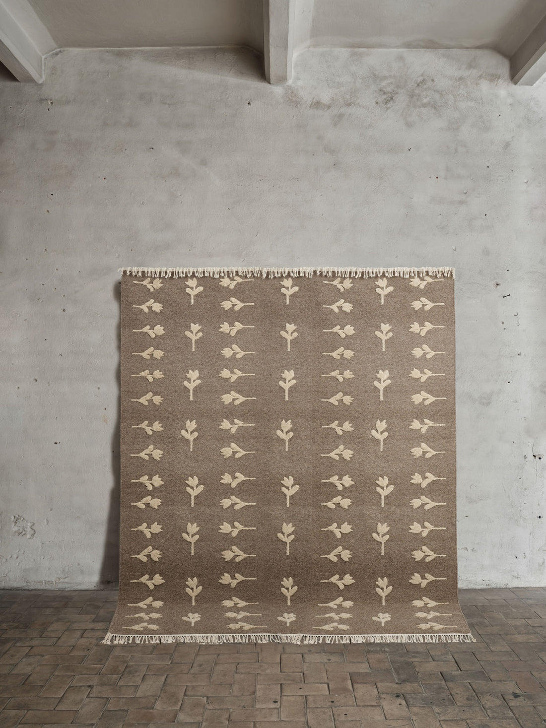 No.18 Rug – Grey-Brown Handcrafted Wool with Floral Design – Linora store